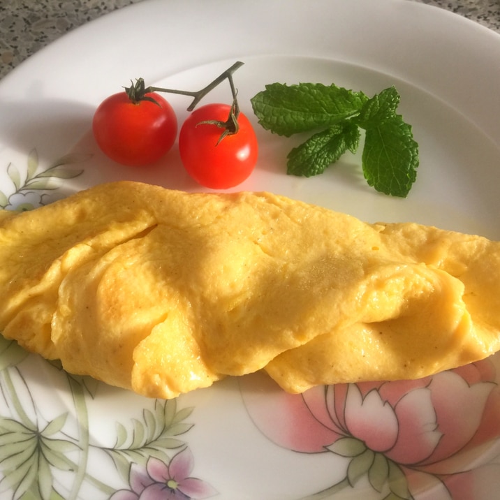 ホテルの朝食生クリーム入りオムレツ